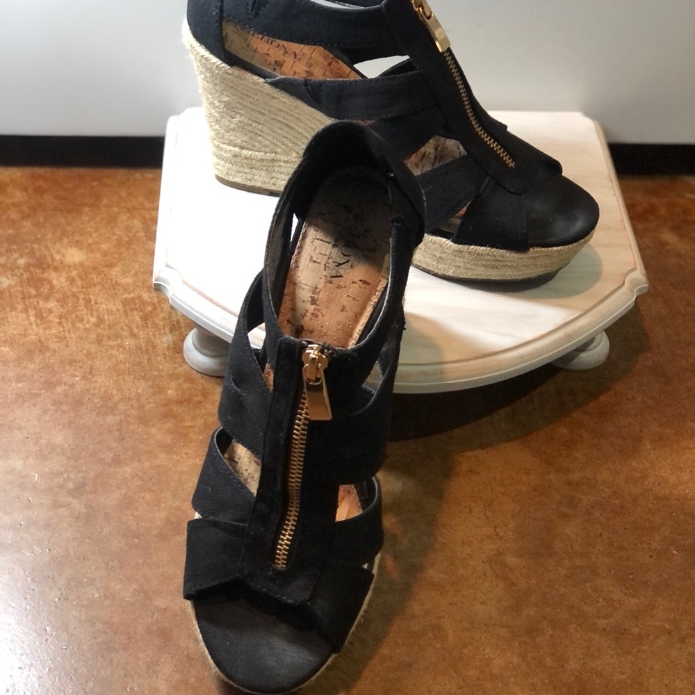 Black wedges